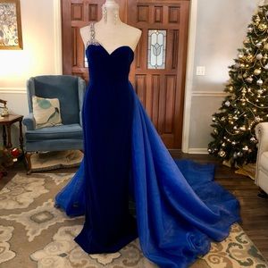 ❗️SOLD❗️Sz 6 Royal Blue Velvet Jovani Gown